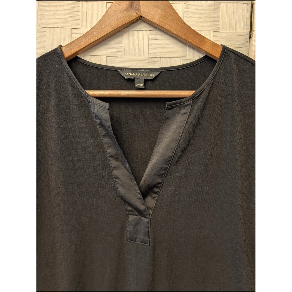 Banana Republic Black Split V-Neck Satin Trim Crepe Top Large Womens Top - Picture 4 of 10